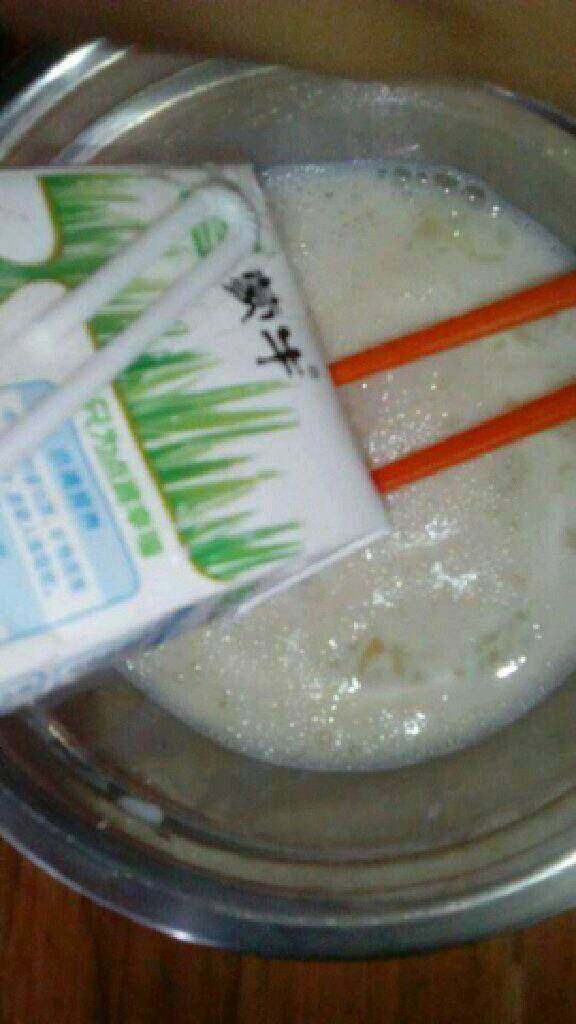 【花蛤炒牛奶】宝宝食谱2-6岁,在把剩下的牛奶全部倒进去。