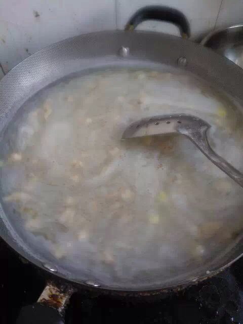蛤蜊汤,锅内放油，热后放葱姜丝，放入蛤蜊小炒一下，把之前的原汤倒入锅中
