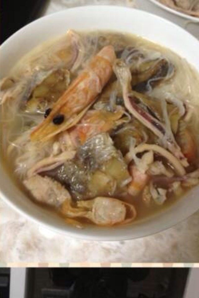 南方家常粉干,如图,配料炒熟,加白糖,盐,就,酱油,水,多煮一会。盛出,另烧一锅开水,煮<a style='color:red;display:inline-block;' href='/shicai/ 13193'>粉干</a>,煮熟加到做好的汤里就可以了。