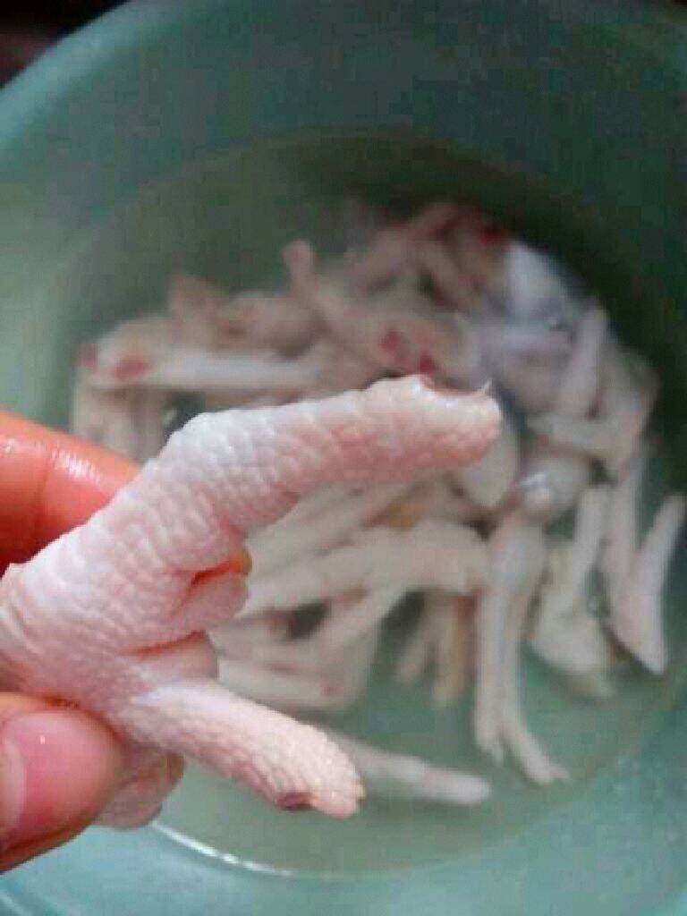 自创【红烧鸡脚】,用清水洗干净,切掉鸡脚指甲。