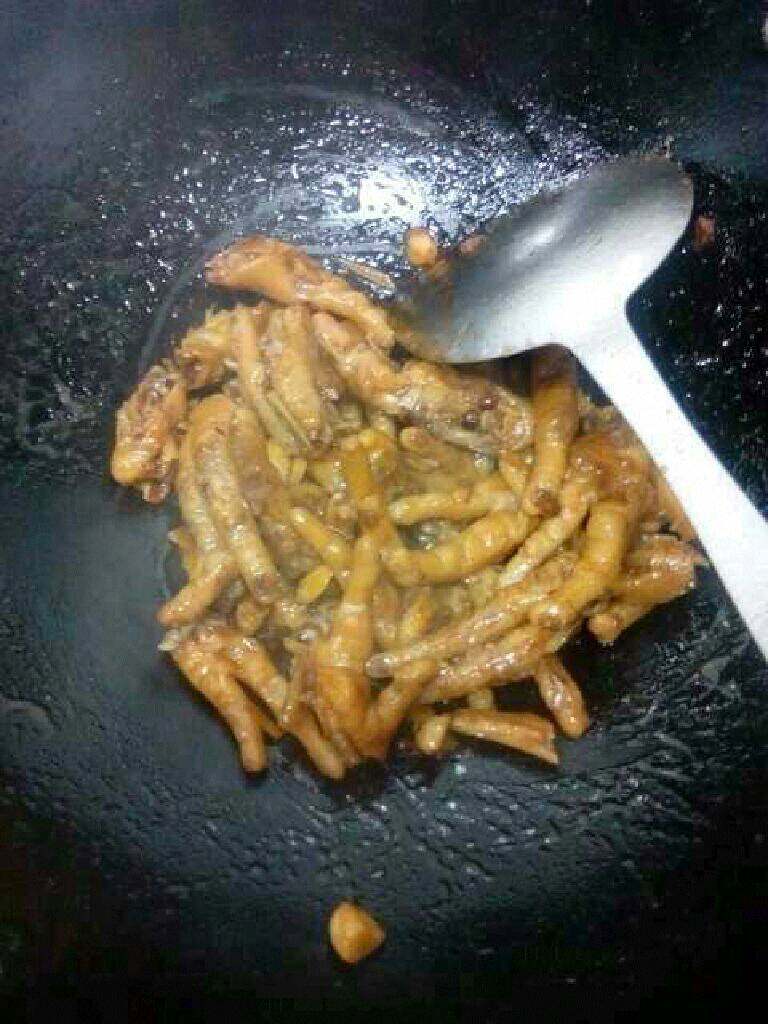 自创【红烧鸡脚】,翻炒时间不要太长了,不然鸡脚就会烂了,40秒后就差不多了。