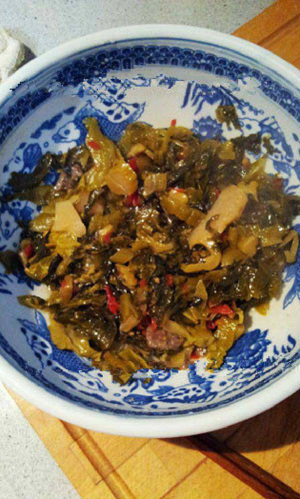酸菜鱼,捞出酸菜放在碗底