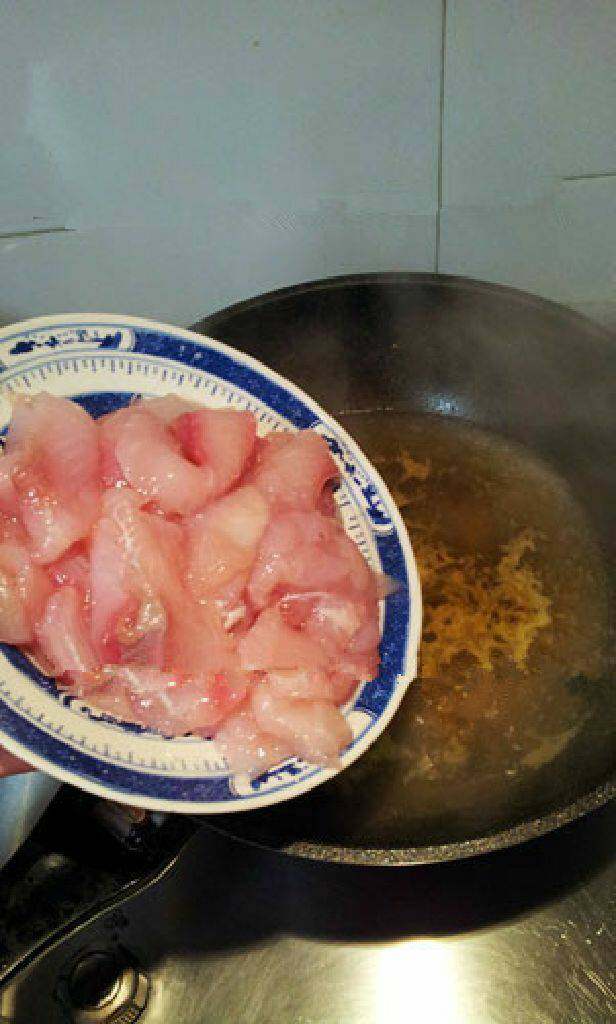 酸菜鱼,开大火，加入腌制好的鱼片