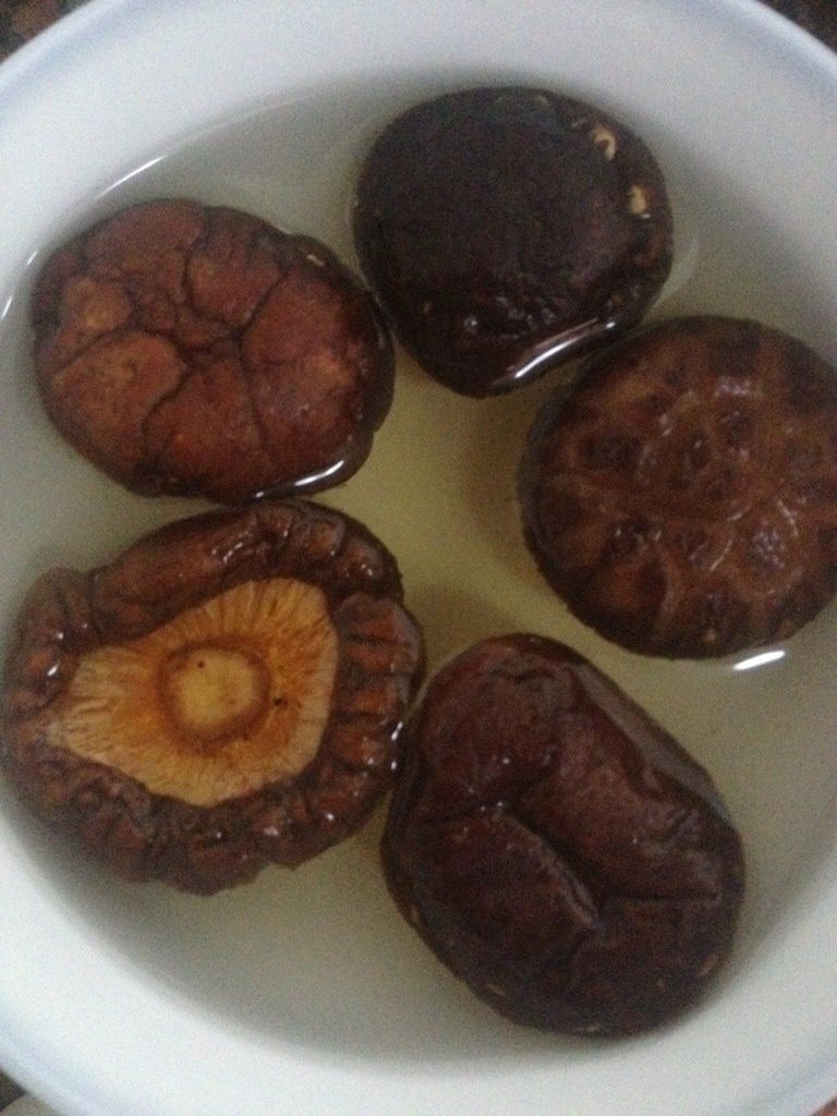 板栗鸡肉炖汤,如图，<a style='color:red;display:inline-block;' href='/shicai/ 230'>香菇</a>浸泡半个小时，备好