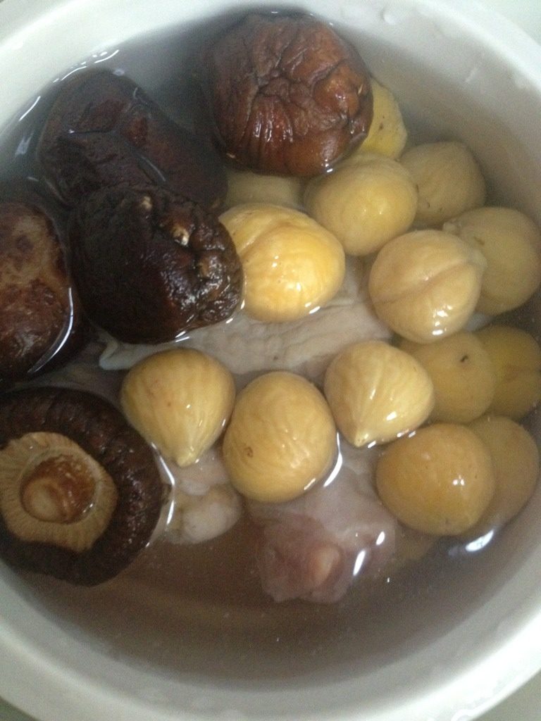 板栗鸡肉炖汤,如图，将所有材料放入炖锅，加入水，炖一个小时后放盐，再炖20分钟即可。