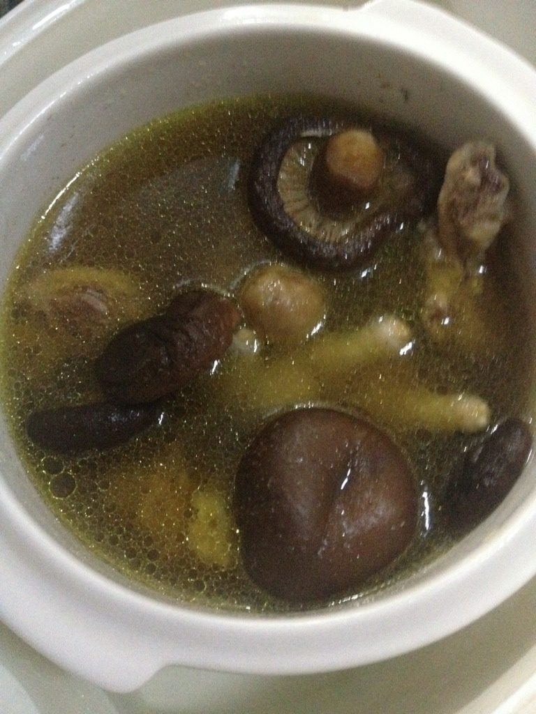 板栗鸡肉炖汤