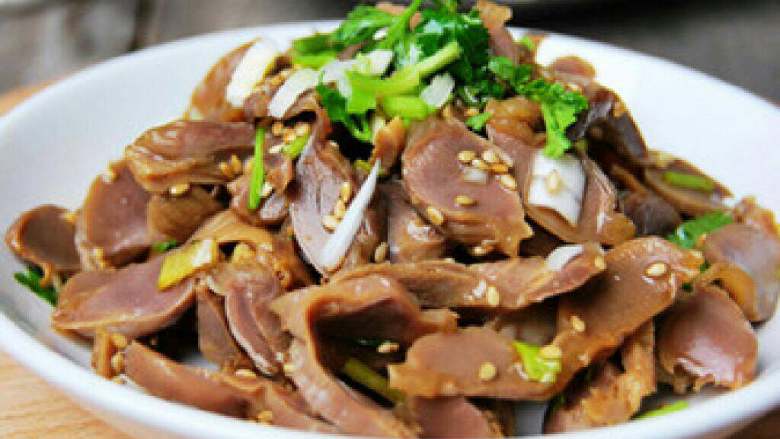 麻油香拌鸡胗,.葱和<a style='color:red;display:inline-block;' href='/shicai/ 131'>香菜</a>切碎，和以上原料混合，添加<a style='color:red;display:inline-block;' href='/shicai/ 788'>生抽</a>、<a style='color:red;display:inline-block;' href='/shicai/ 10588'>糖</a>、<a style='color:red;display:inline-block;' href='/shicai/ 768'>香醋</a>和<a style='color:red;display:inline-block;' href='/shicai/ 847'>香油</a>拌匀，撒上葱花、<a style='color:red;display:inline-block;' href='/shicai/ 131'>香菜</a>和<a style='color:red;display:inline-block;' href='/shicai/ 141765'>熟芝麻</a>即可。
 

