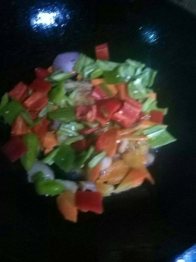 辣椒爆炒腊肉,把食材准备好，锅里到油烧热放入辣椒爆炒在放入盐调料翻炒