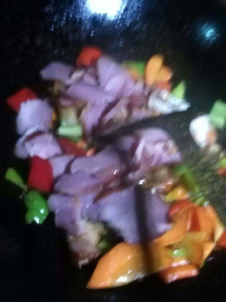 辣椒爆炒腊肉,再到入<a style='color:red;display:inline-block;' href='/shicai/ 436'>腊肉</a>一起翻炒最后放入鸡精蒜末煸炒即可