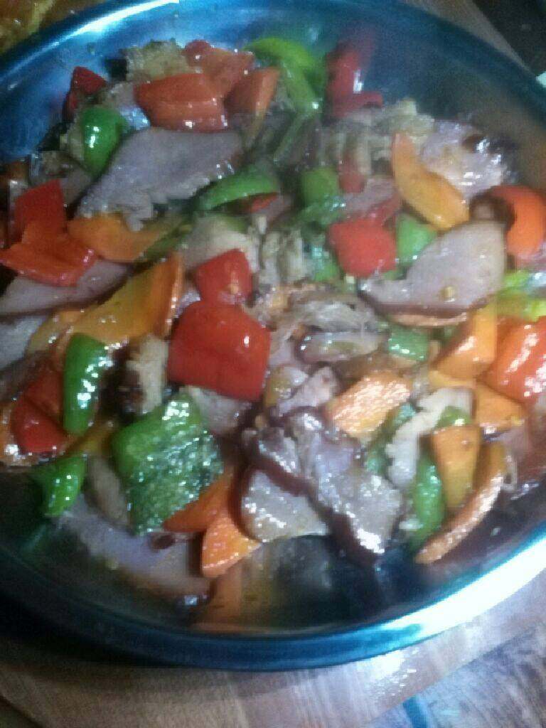 辣椒爆炒腊肉,就可装盘食用了