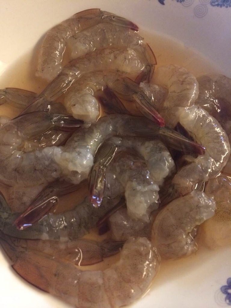 香炸凤尾虾,然后用料酒，盐腌制二十分钟