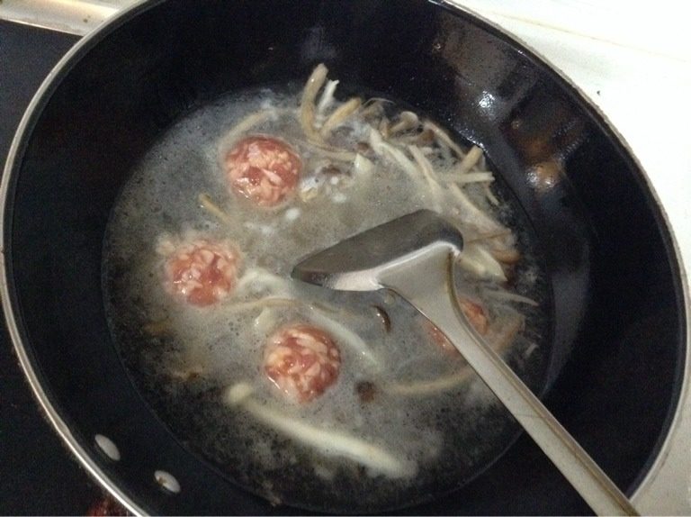 双菇肉圆汤,如图加入冷水马上再把<a style='color:red;display:inline-block;' href='/shicai/ 8196'>肉圆</a>放进去，<a style='color:red;display:inline-block;' href='/shicai/ 8196'>肉圆</a>也是自己做的。