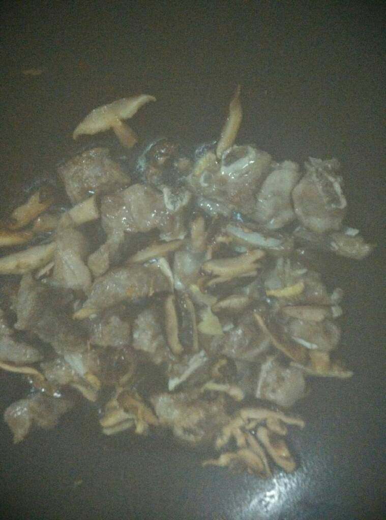 土豆排骨焖饭,再放香菇炒香