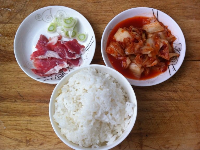 辣白菜炒饭,如图 准备食材