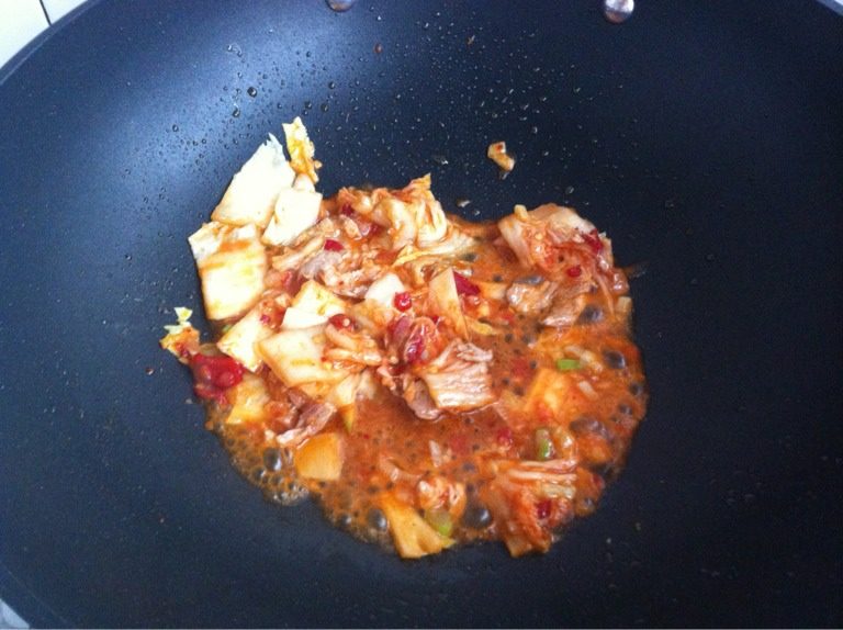 辣白菜炒饭,如图 接着放入<a style='color:red;display:inline-block;' href='/shicai/ 2863'>辣白菜</a>翻炒片刻。
