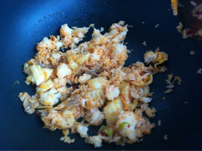 辣白菜炒饭,如图 放入<a style='color:red;display:inline-block;' href='/shicai/ 507'>米饭</a>炒匀，最后放入少许<a style='color:red;display:inline-block;' href='/shicai/ 756'>鸡精</a>翻炒、出锅。
