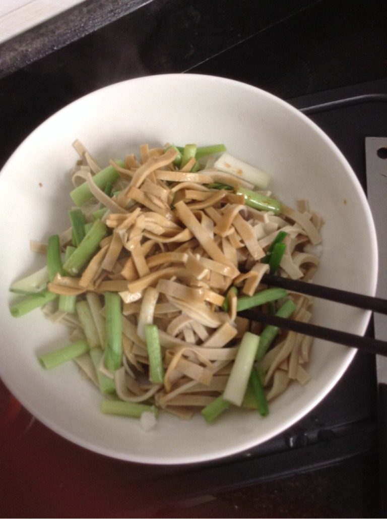 烫百页,加<a style='color:red;display:inline-block;' href='/shicai/ 3738'>芝麻油</a>、<a style='color:red;display:inline-block;' href='/shicai/ 788'>生抽</a>、<a style='color:red;display:inline-block;' href='/shicai/ 3729'>白糖</a>拌匀