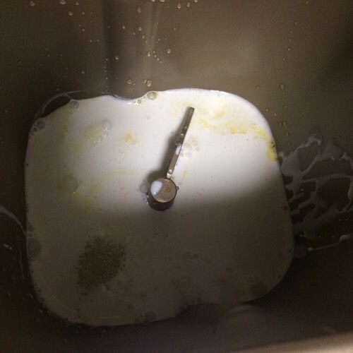蜜豆面包,如图将3分之2鸡蛋液、淡奶油和牛奶混合液倒入面包桶,在面包桶2个角分别加入盐、<a style='color:red;display:inline-block;' href='/shicai/ 10588'>糖</a>;