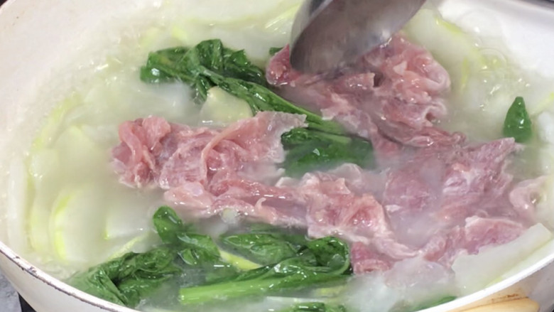 冬瓜瘦肉汤,加入瘦肉,搅散至沸腾