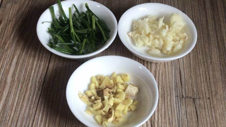 红烧草鱼块,香葱摘洗干净切成葱段,蒜头去皮切碎,生姜洗净切碎备用