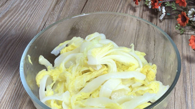 凉拌娃娃菜,再挤干水分,装入大碗中