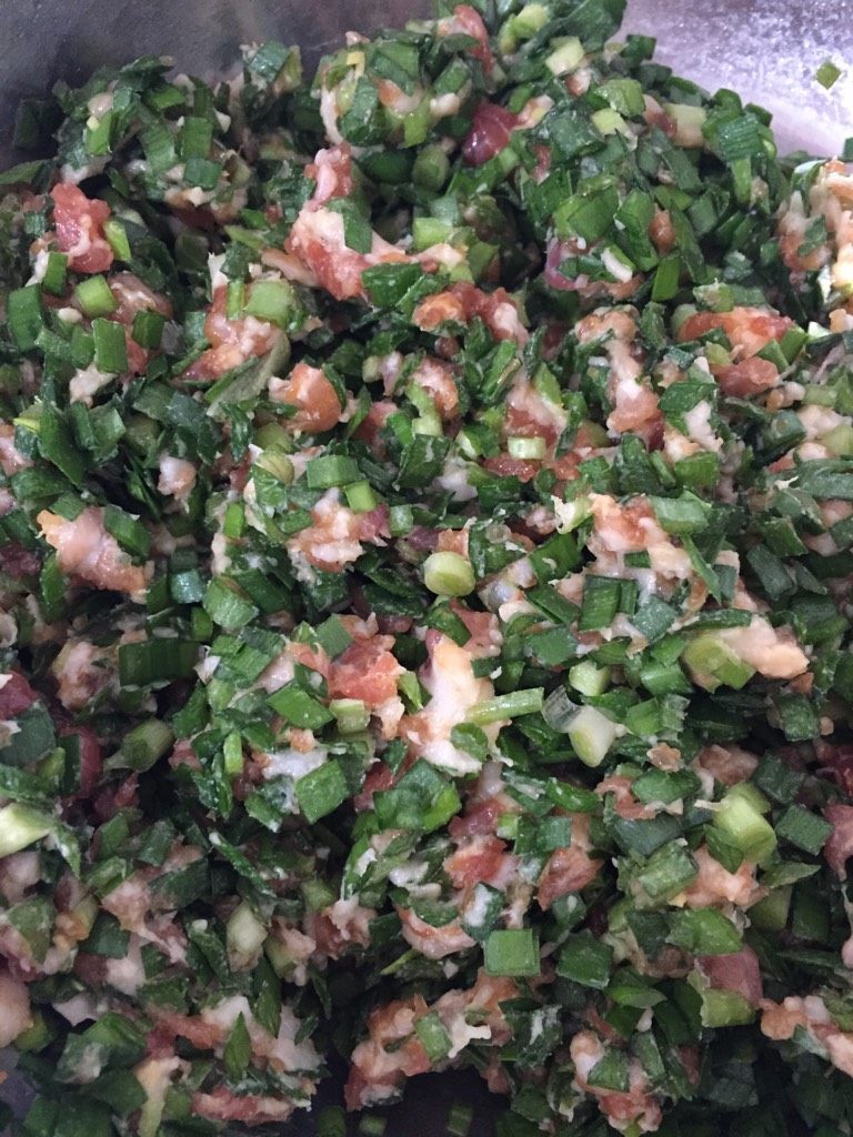 猪肉韭菜饺子,猪肉剁肉糜，韭菜切小段，姜切细末，放入适量<a style='color:red;display:inline-block;' href='/shicai/ 788'>生抽</a>、盐<a style='color:red;display:inline-block;' href='/shicai/ 717'>味精</a>搅拌均匀，馅就做好了。
