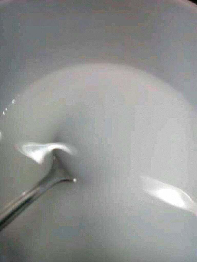 家常版【香菇酿蛋】,用适量淀粉加适量水搅拌一下成水淀粉。