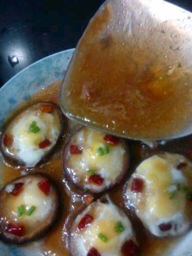 家常版【香菇酿蛋】,烧好后就用锅钏浇在香菇蛋上就可以了（撒了几粒葱花）。