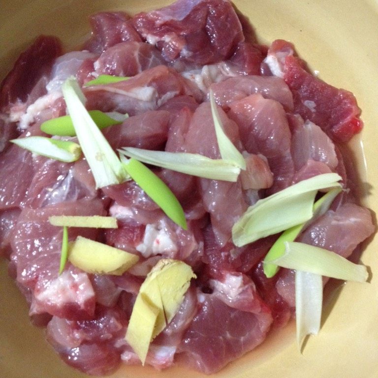 香酥肉,如图将肉洗净，放入葱姜