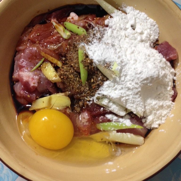 香酥肉,如图放入肉中