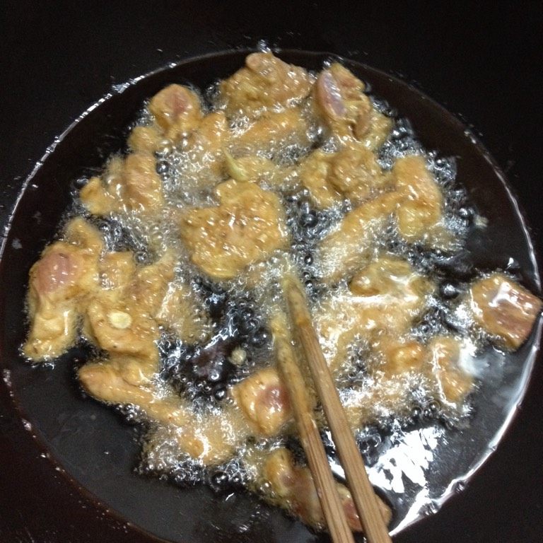 香酥肉,如图油烧热，肉放里，先不要动，稍稍定型，