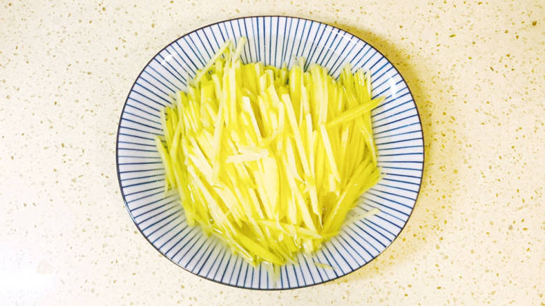 西红柿炒土豆丝,加入清水中,洗去土豆淀粉