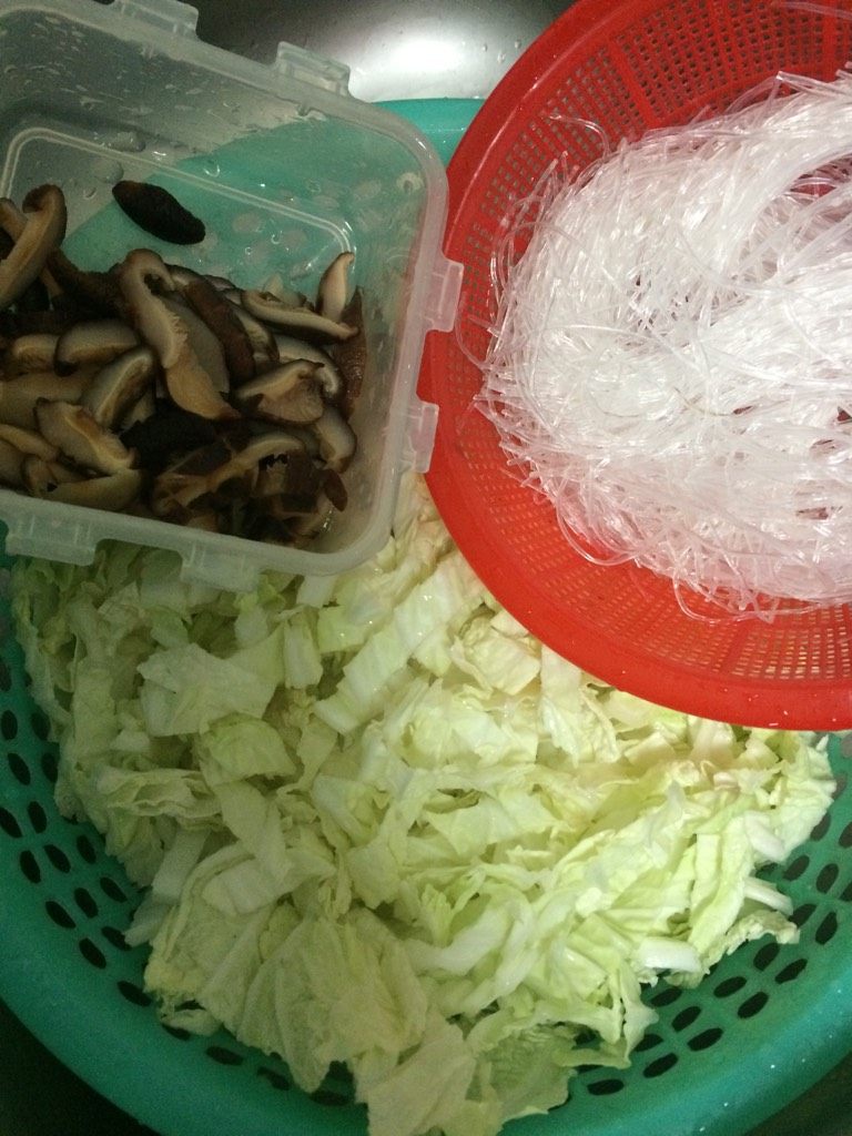 三十而栗(香菇丝、粉丝、白菜丝),如图香菇泡发好洗净切丝备用,粉丝泡软,白菜洗净切丝备用;