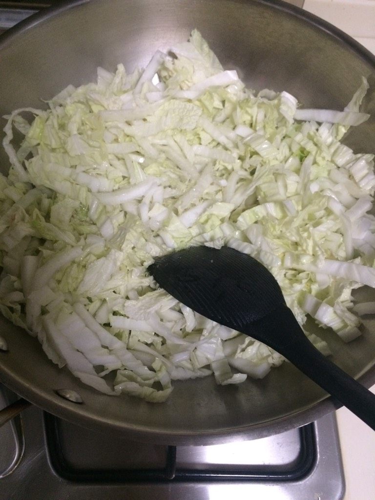三十而栗(香菇丝、粉丝、白菜丝),如图起油锅,至6分热下白菜煸炒,期间加少许盐和糖;