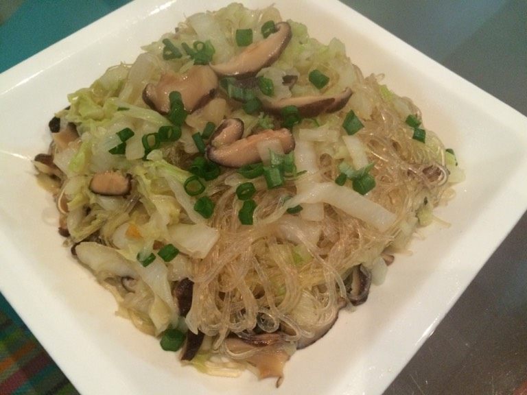 三十而栗(香菇丝、粉丝、白菜丝),如图出锅装盘洒上葱花即可。