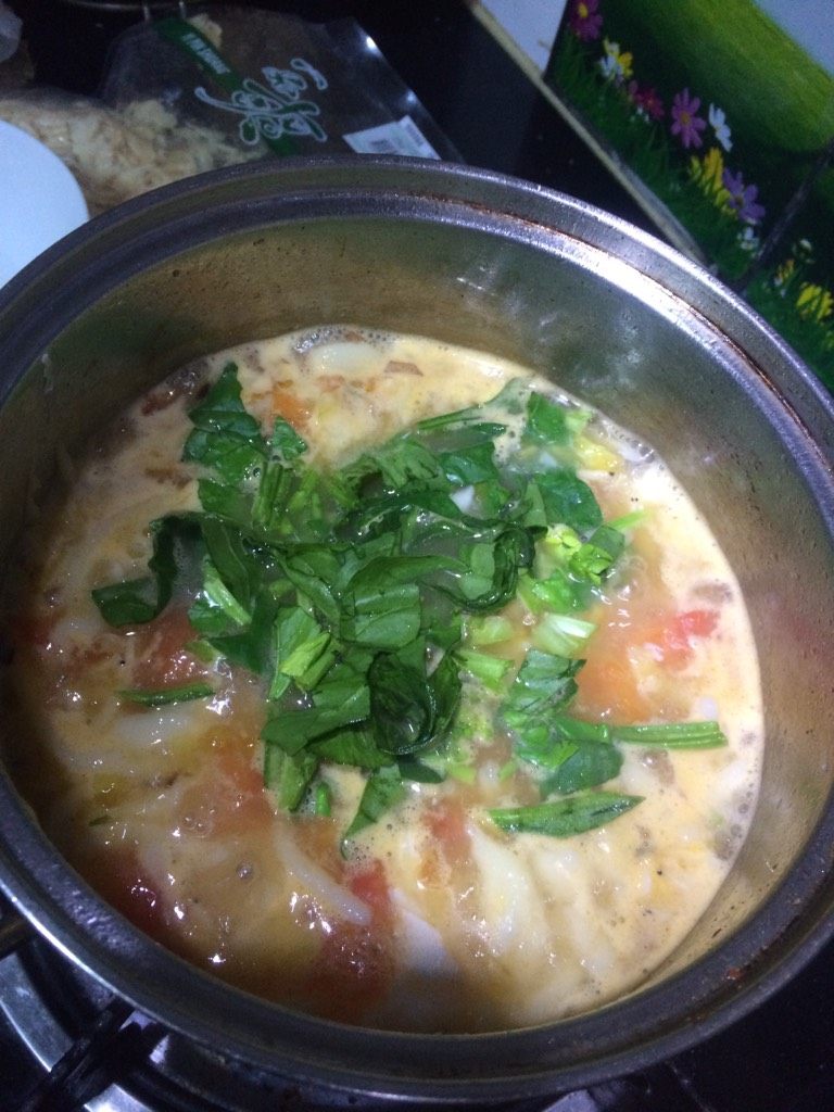 面朝大海之拨鱼子汤饭,如图将洗好的<a style='color:red;display:inline-block;' href='/shicai/ 117'>菠菜</a>叶下锅,翻滚即可