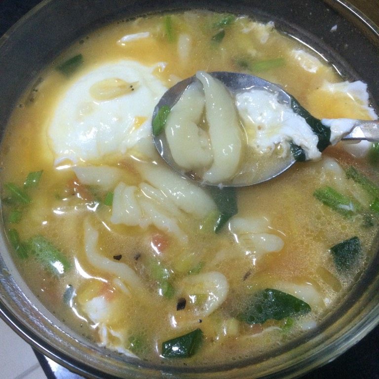 面朝大海之拨鱼子汤饭,如图调味,淋入几滴香油,盛出,撒几粒香葱即可