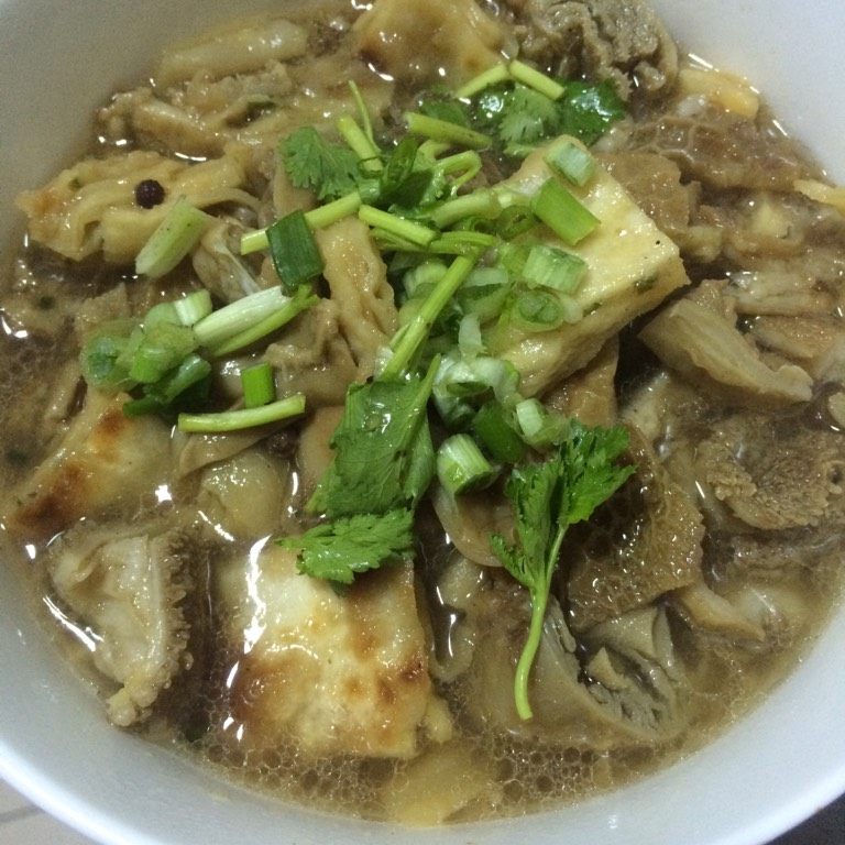 自制老北京小吃【卤煮】,如图在碗里加入少许的香醋,撒上香葱香菜末即可