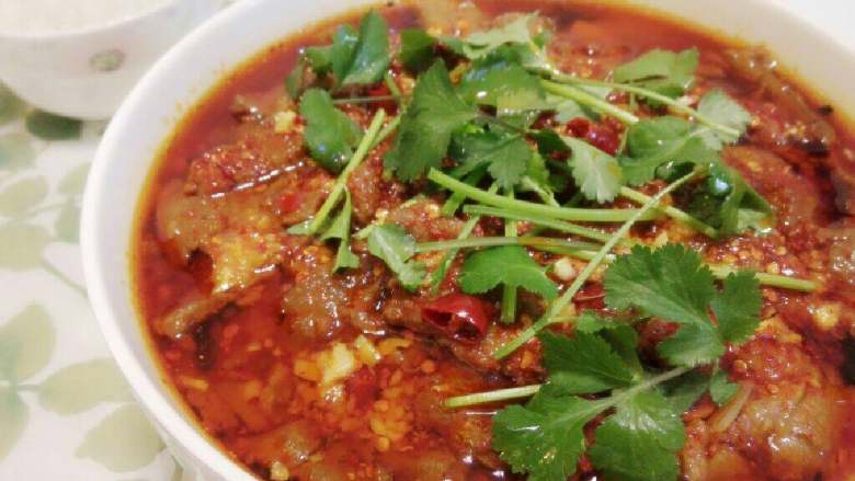 水煮牛肉,洒上<a style='color:red;display:inline-block;' href='/shicai/ 131'>香菜</a>段增加香味~