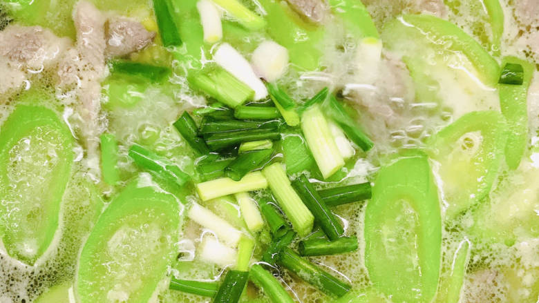 #闹元宵#丝瓜肉片汤,煮熟后放入葱段