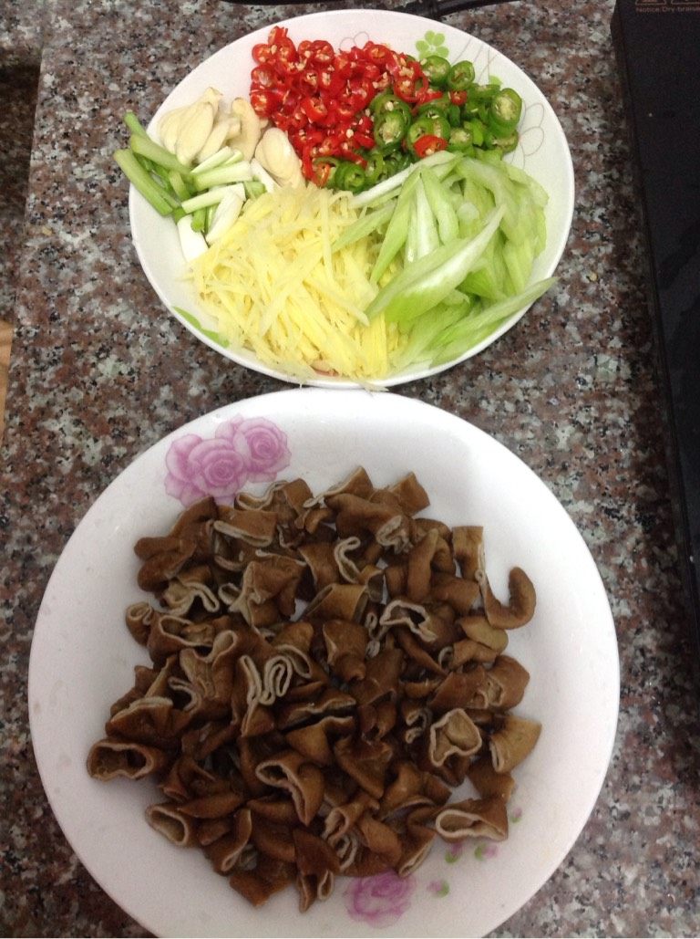 姜丝炒大肠,如图姜切丝,<a style='color:red;display:inline-block;' href='/shicai/ 143'>西芹</a>和葱切段,蒜切片,切好青椒和小米椒备用