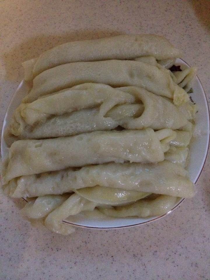 温州版番薯粉,如图，卷起来，切条。