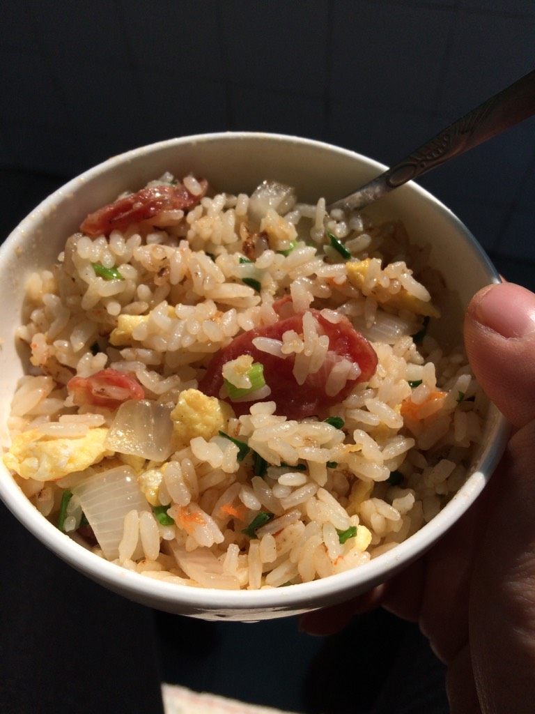 腊肠洋葱鸡蛋炒饭
