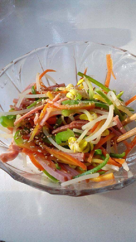 蔬菜紫菜包饭（懒人菜）,开水焯蔬菜，放两滴油进锅里，先放<a style='color:red;display:inline-block;' href='/shicai/ 2692'>黄豆芽</a>随后<a style='color:red;display:inline-block;' href='/shicai/ 25'>胡萝卜</a>，<a style='color:red;display:inline-block;' href='/shicai/ 61'>青椒</a>，焯好过凉，控水。火腿丝和蔬菜丝加盐，芝麻，香油稍微拌一下。