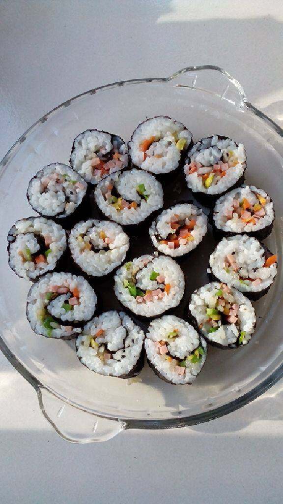 蔬菜紫菜包饭（懒人菜）,切成小段摆盘即可食用。