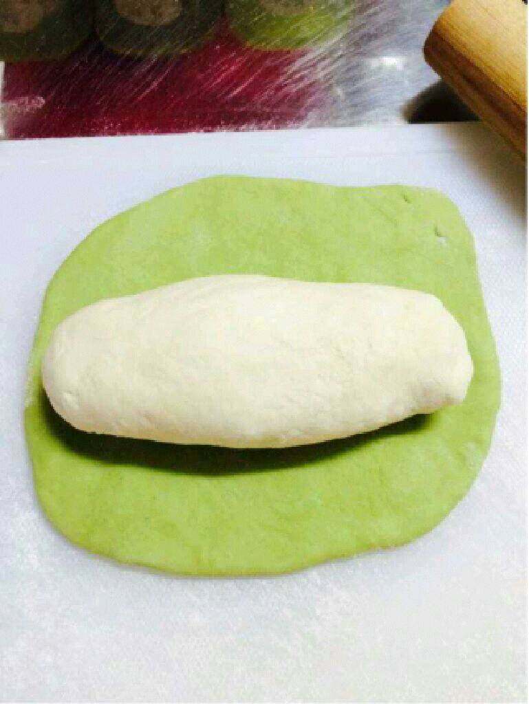 翡翠白菜饺,把白色面团放进菠菜面团里。