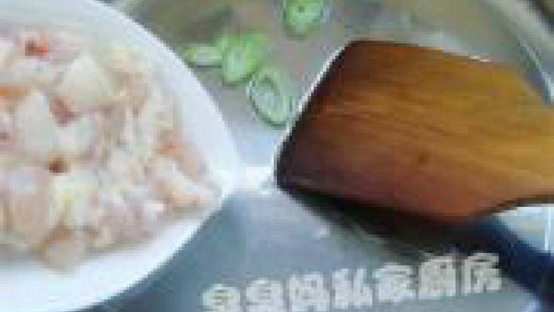 可爱饭团泡汤熊,4
锅置火上加热倒入油煸炒葱花,同时下入鸡丁。