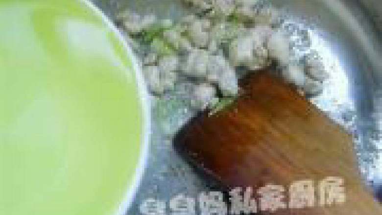 可爱饭团泡汤熊,鸡丁炒至变色倒入热水没过鸡丁即可。