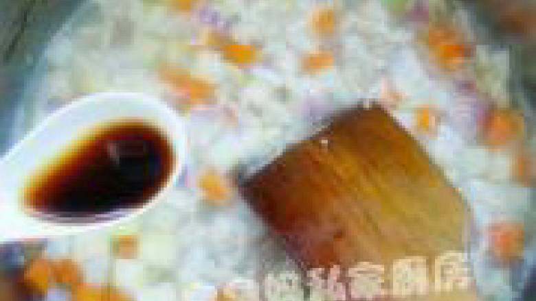 可爱饭团泡汤熊,锅置加入酱油、老抽各一勺,盖锅盖中火焖至20分钟。