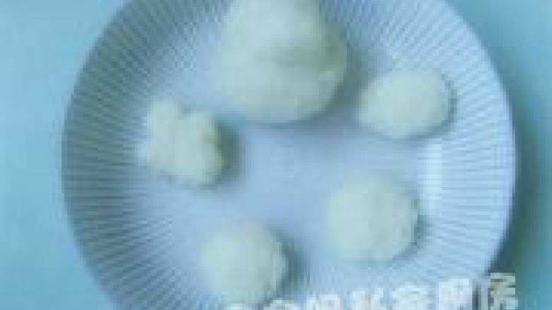 可爱饭团泡汤熊,饭团制作: 将米饭揉团做成头部、四肢。